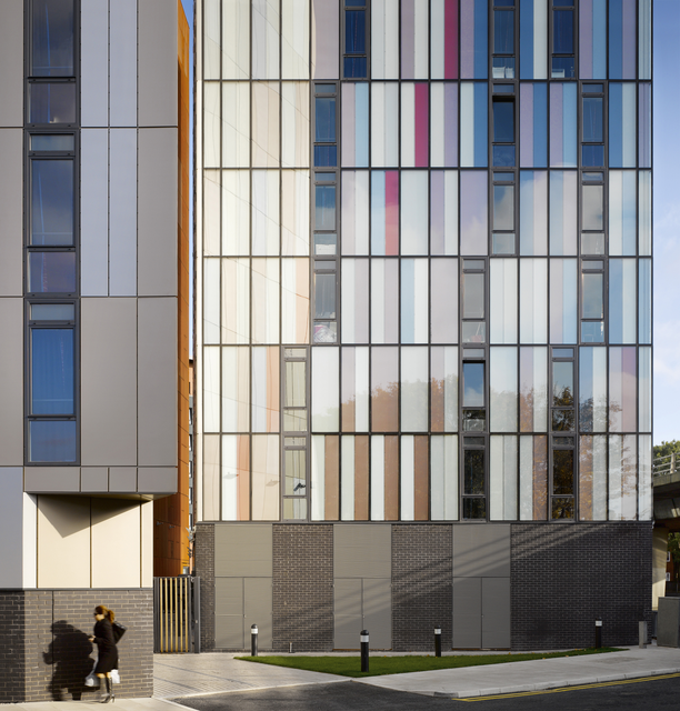 AKG5382663.webp Bâtiment Moderne avec Passante à l'Extérieur – Image 1