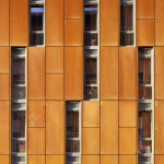 Façade de bâtiment moderne en panneaux oxydés