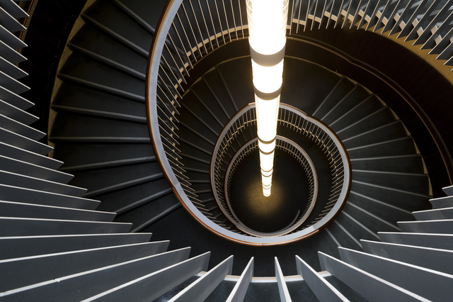 AKG5382718.webp Escalier en spirale éclairé de l'intérieur – Image 1