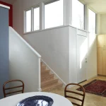 Intérieur Moderne avec Escalier en Bois et Table en Marbre