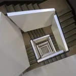 Vue en Plongée d'un Escalier Intérieur Moderne
