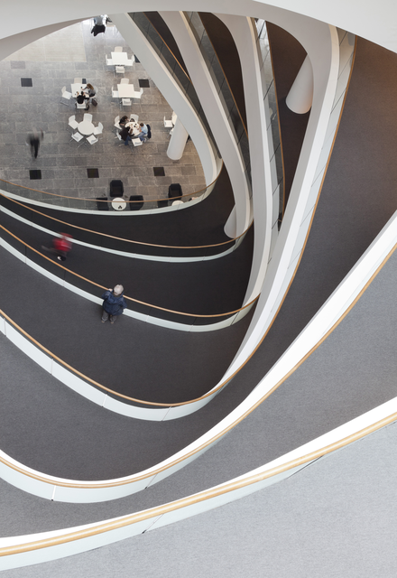 AKG5382937.webp Vue de Haut sur un Atrium Moderne avec des Personnes – Image 1