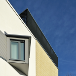 Fenêtre moderne sur une façade blanche par ciel bleu