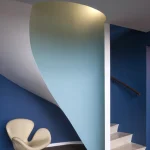 Escalier en spirale moderne avec fauteuil ergonomique