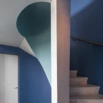 Escalier en spirale moderne avec mur bleu et blanc