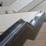 Escaliers modernes et minimalistes avec personnes floues en mouvement