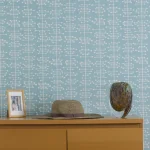 Casquette Sur Une Commode Avec Décoration Murale