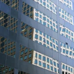 Reflet d'un bâtiment dans une façade en verre