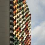 Immeuble moderne avec balcons colorés en zigzag