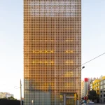 Bâtiment moderne avec façade en motifs géométriques