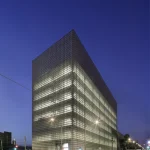 Immeuble moderne de nuit