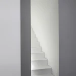 Escalier Minimaliste Blanc Dans Un Intérieur Moderne