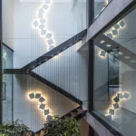 Escalier Moderne en Intérieur avec Lumières Géométriques et Plantes Vertes