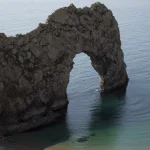 Arche rocheuse sur la plage avec des visiteurs