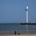 Promenade sur la plage avec vue sur la tour d'observation