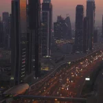 Vue sur les gratte-ciel et les autoroutes de nuit