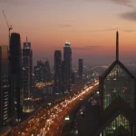 Vue Urbaine au Crépuscule avec Très Gratte-Ciel et Trafic Routier