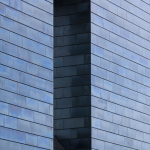Fenêtre intégrée dans un mur de briques bleues
