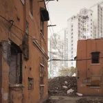 Bâtiments anciens en ruines devant gratte-ciels modernes