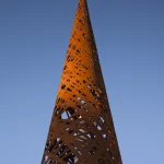 Structure conique en métal ajouré sous un ciel dégagé