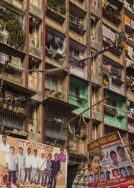 AKG5387027.webp Immeuble Résidentiel en Inde avec Affiches Publicitaires – Image 1