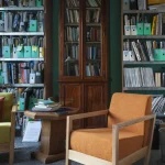 Bibliothèque avec fauteuil en bois et étagères de livres