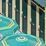 Cabines de plage avec parasols colorés