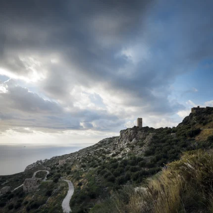 Vieille tour sur la côte sous un ciel nuageux