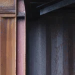 Structure métallique rouillée avec poutres