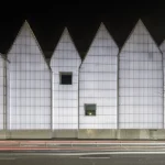 Façade moderne d'un bâtiment illuminé la nuit