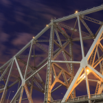 Pont en Acier Illuminé de Nuit