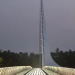 Pont moderne illuminé au crépuscule