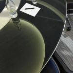Table de réunion avec bouteille d'eau, verre, bloc-notes et stylo
