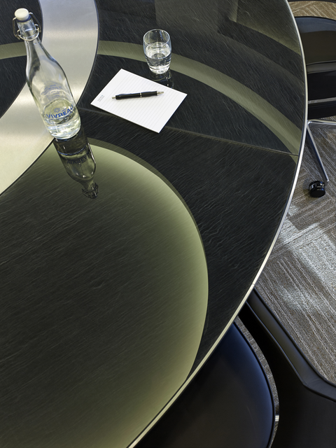 AKG5388268.webp Table de réunion avec bouteille d'eau, verre, bloc-notes et stylo – Image 1