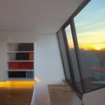 Vue intérieure moderne avec coucher de soleil par la fenêtre