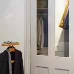 Intérieur d'un placard avec vestes et chemises suspendues