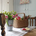 Composition florale et panier de fruits sur une table en bois