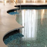 Piscine intérieure avec bord en mosaïque