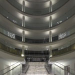 Escalier lumineux dans un hall moderne