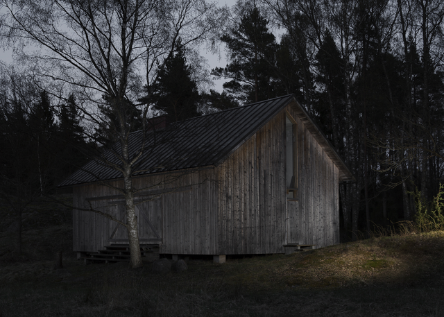 AKG5390541.webp Cabane en bois dans une forêt sombre – Image 1