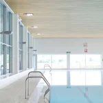 Piscine intérieure moderne avec grandes fenêtres