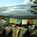 Paysage de montagnes avec drapeaux de prière colorés
