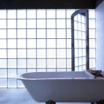 Baignoire sur pieds avec mur de briques de verre transparentes
