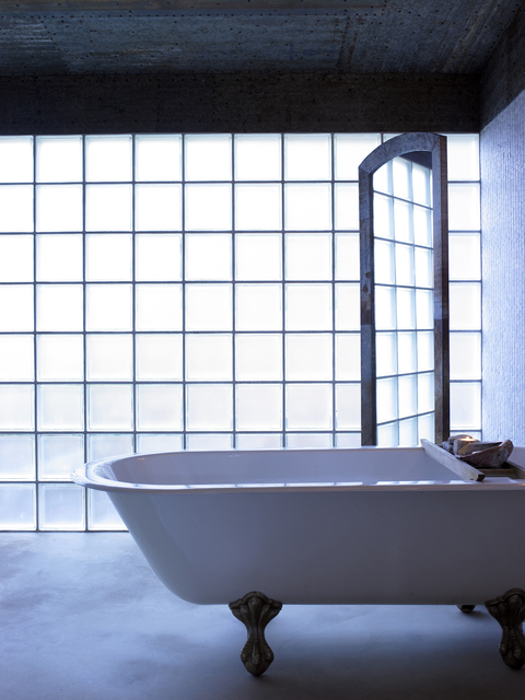AKG5392472.webp Baignoire sur pieds avec mur de briques de verre transparentes – Image 1
