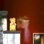 Statue illuminée d'un enfant en intérieur