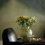 Vase de fleurs avec chaise