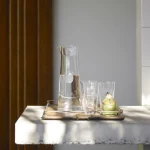 Carafe et verres sur une tablette ensoleillée