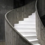 Escalier en Béton à l'Intérieur d'un Bâtiment