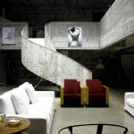 Salon Contemporain avec Escalier en Béton et Fauteuils Rouges