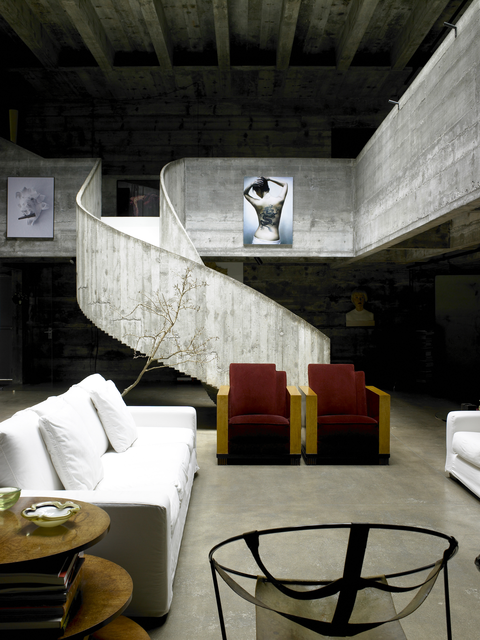 AKG5393189.webp Salon Contemporain avec Escalier en Béton et Fauteuils Rouges – Image 1